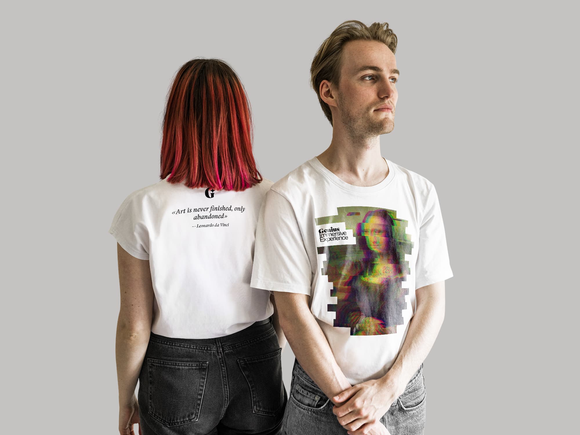 Девушка и парень стоят в футболках с логотипом шоу.