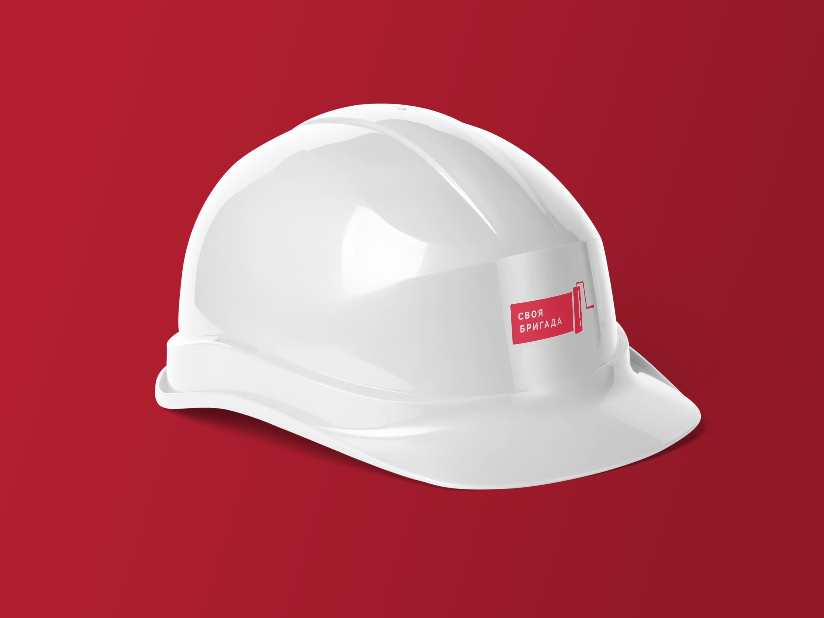 Фирменная белая каска с красным логотипом.